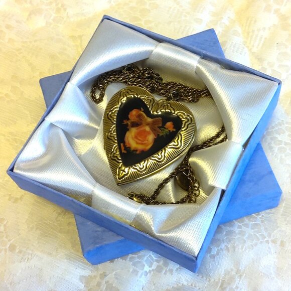 Vintage Heart Locket Love Pendant VTG Floral Brass Photo Necklace - Picture 9 of 13